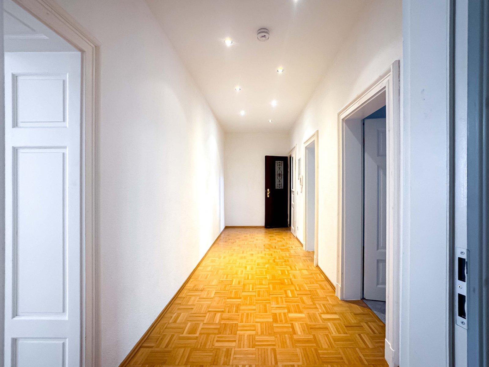 Edle Wohnung in Citynähe * Balkon mit Gartenzugang * Stuck * TLB mit Wanne + Dusche * Parkett