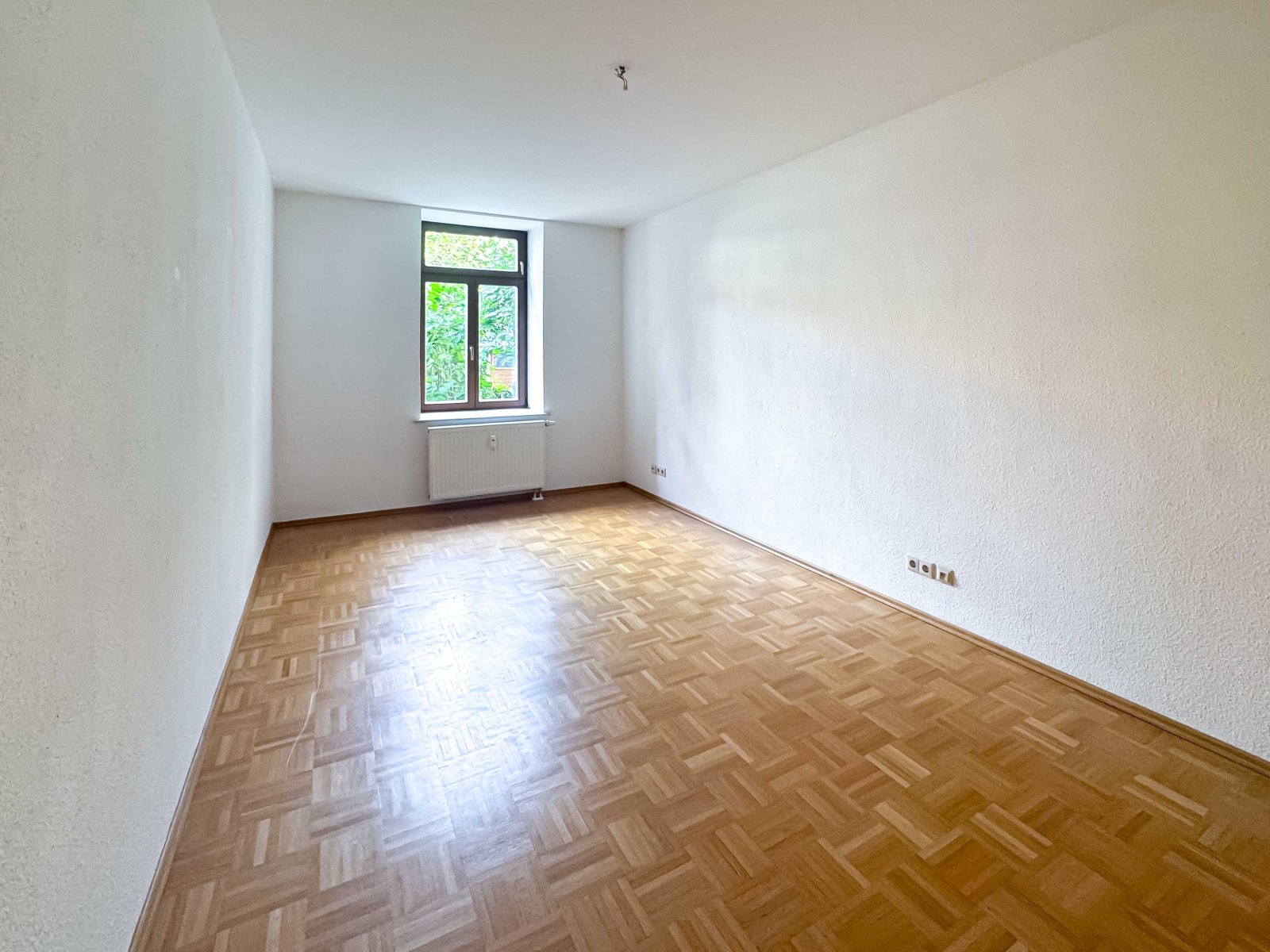 Edle Wohnung in Citynähe * Balkon mit Gartenzugang * Stuck * TLB mit Wanne + Dusche * Parkett