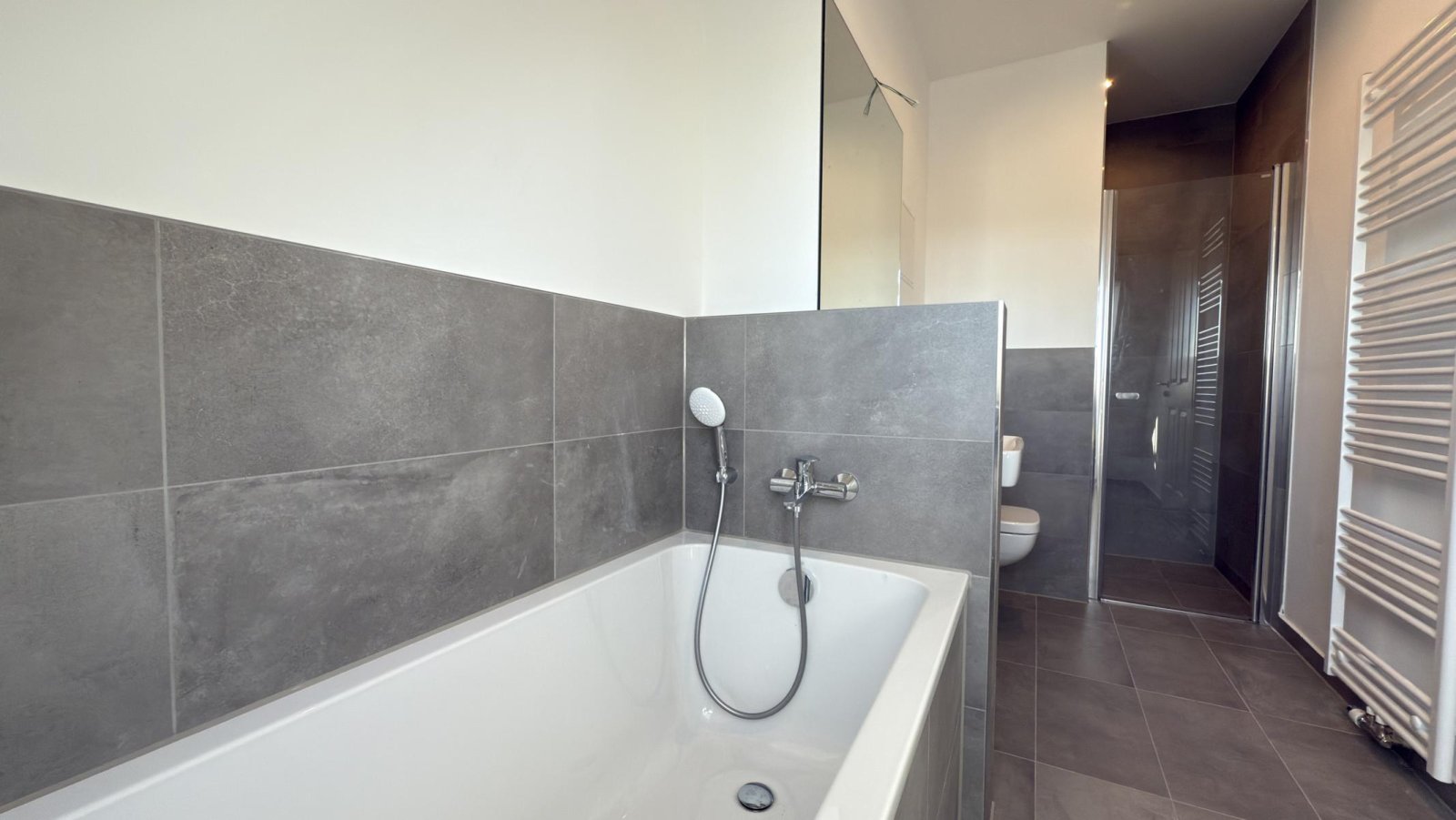 Dachgeschoss-Maisonette mit Dachterrasse und Fernblick ** Einbauküche ** 2 Bäder ** Lift ** Parkett
