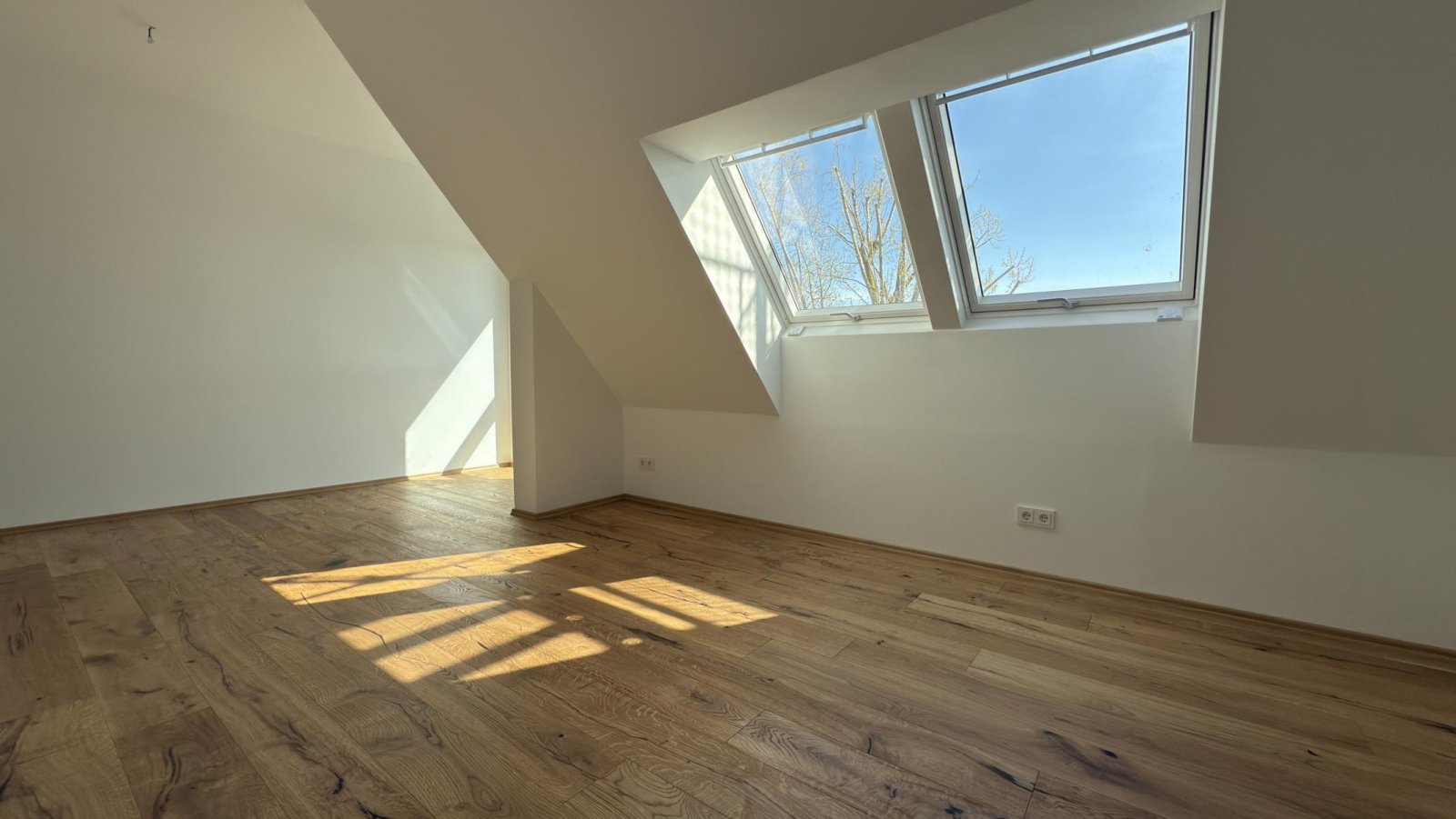 Dachgeschoss-Maisonette mit Dachterrasse und Fernblick ** Einbauküche ** 2 Bäder ** Lift ** Parkett