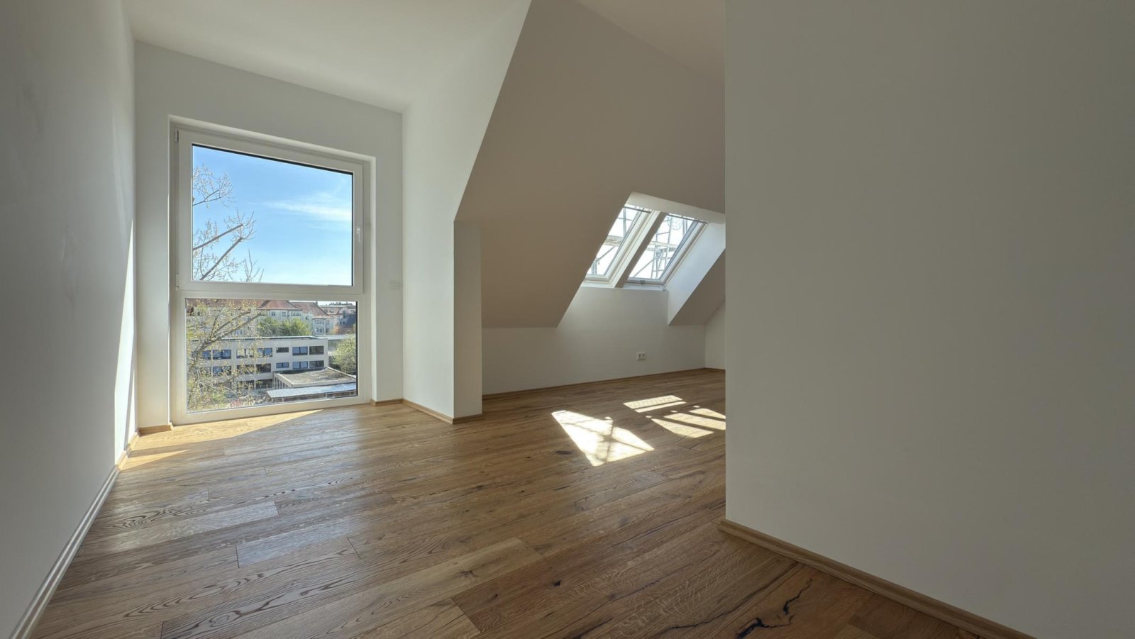 Dachgeschoss-Maisonette mit Dachterrasse und Fernblick ** Einbauküche ** 2 Bäder ** Lift ** Parkett