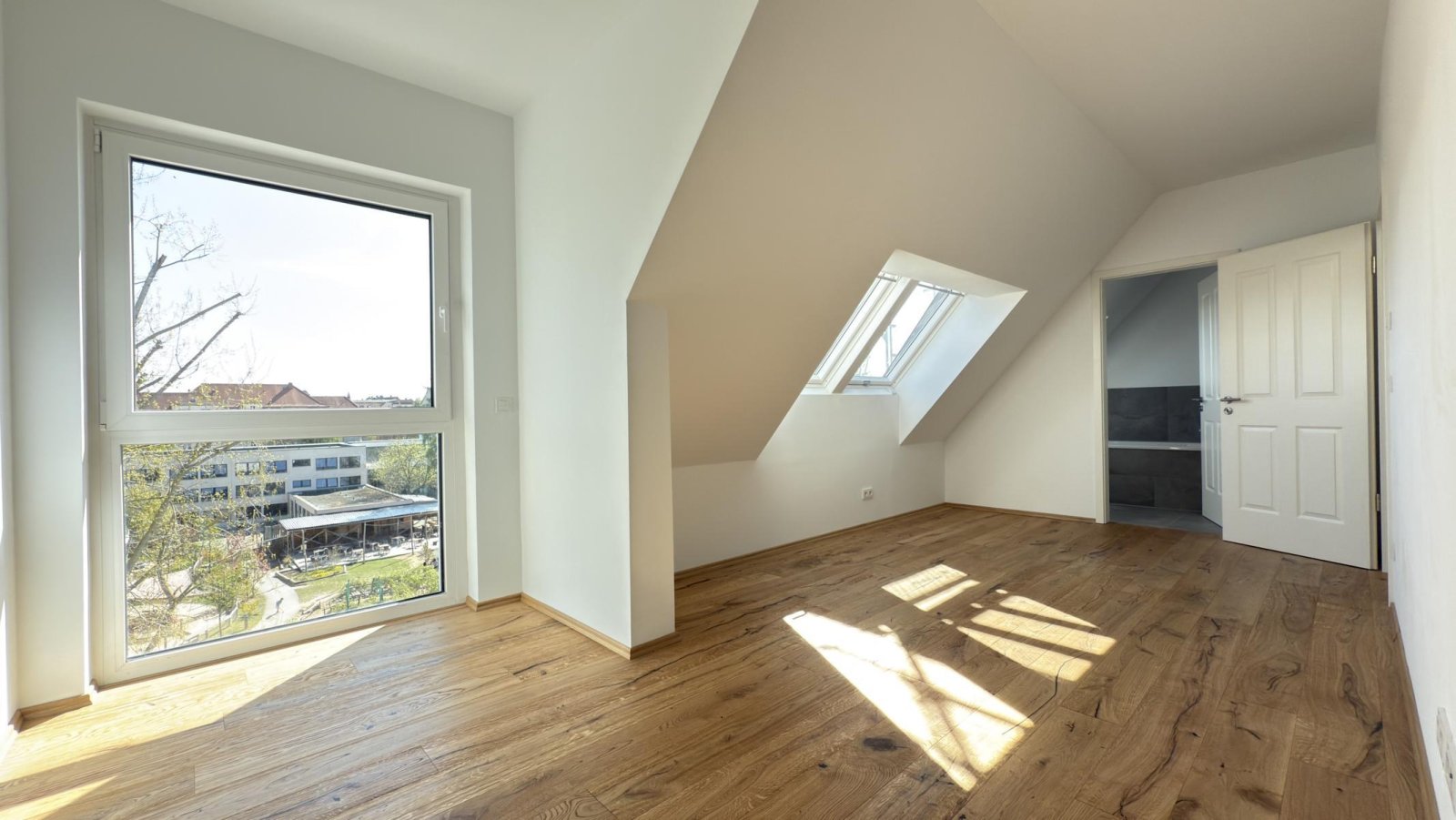 Dachgeschoss-Maisonette mit Dachterrasse und Fernblick ** Einbauküche ** 2 Bäder ** Lift ** Parkett