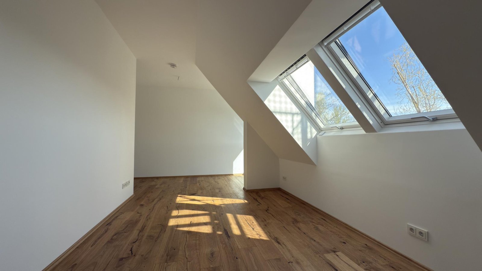 Dachgeschoss-Maisonette mit Dachterrasse und Fernblick ** Einbauküche ** 2 Bäder ** Lift ** Parkett