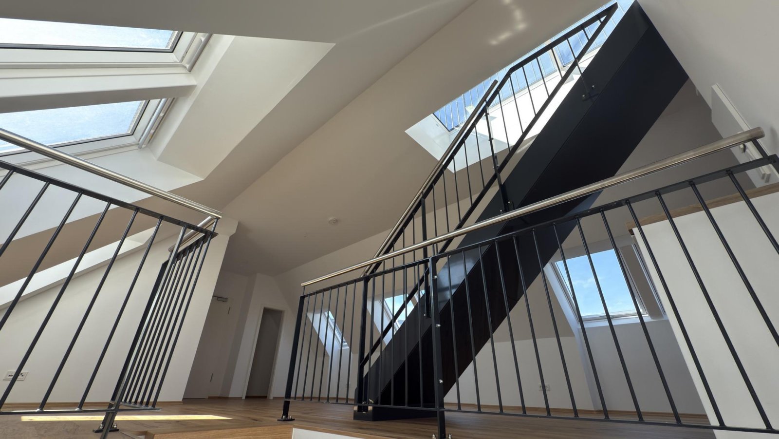 Dachgeschoss-Maisonette mit Dachterrasse und Fernblick ** Einbauküche ** 2 Bäder ** Lift ** Parkett