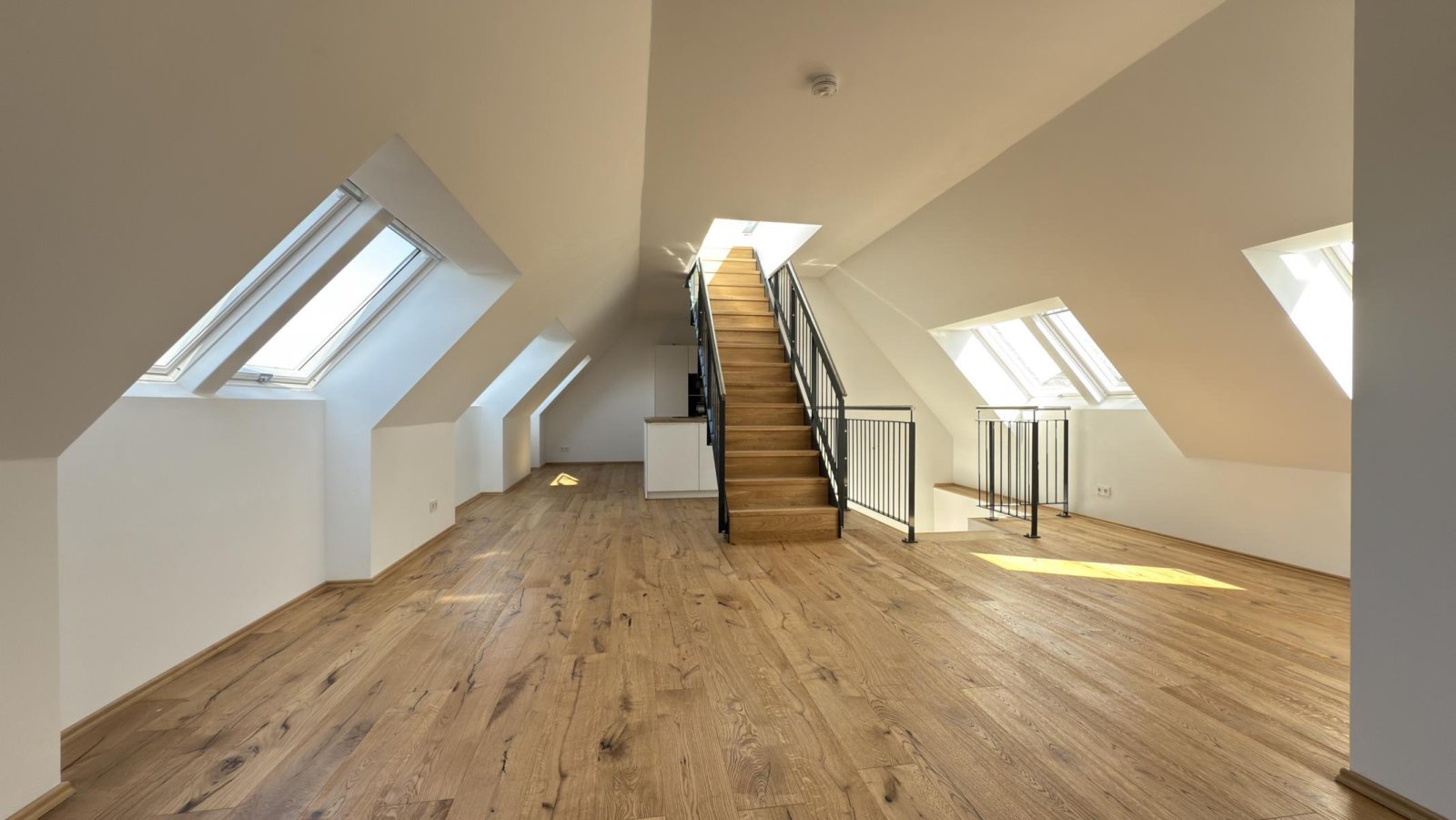 Dachgeschoss-Maisonette mit Dachterrasse und Fernblick ** Einbauküche ** 2 Bäder ** Lift ** Parkett