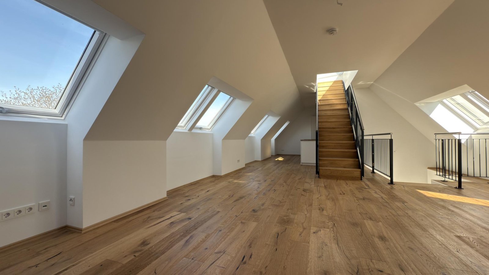 Dachgeschoss-Maisonette mit Dachterrasse und Fernblick ** Einbauküche ** 2 Bäder ** Lift ** Parkett