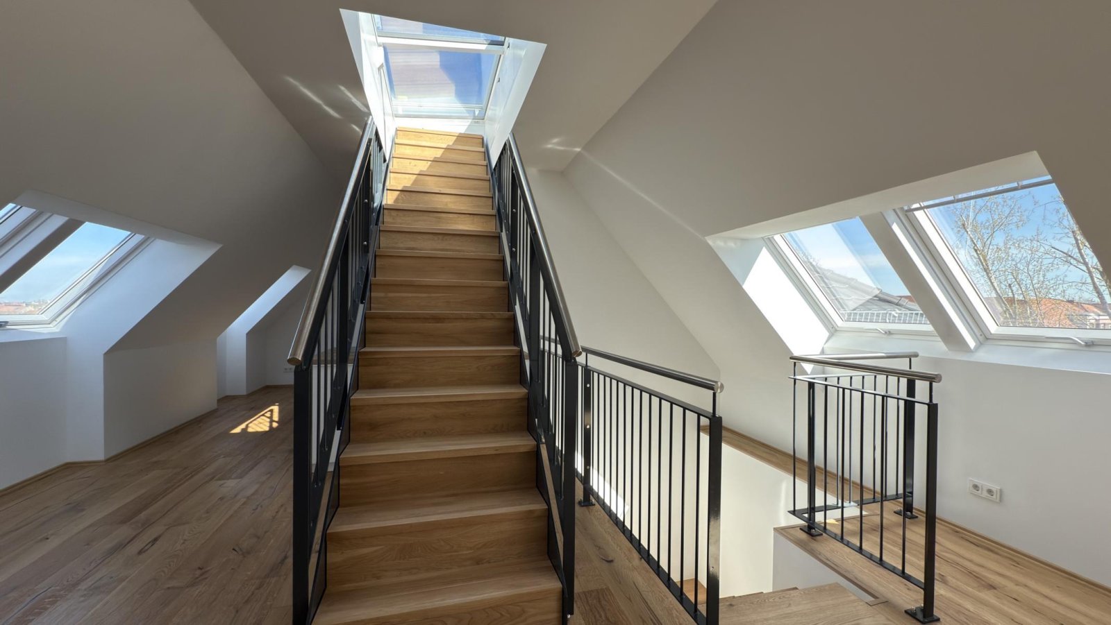 Dachgeschoss-Maisonette mit Dachterrasse und Fernblick ** Einbauküche ** 2 Bäder ** Lift ** Parkett