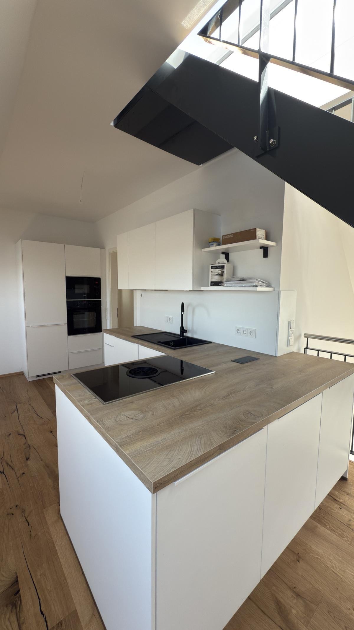 Dachgeschoss-Maisonette mit Dachterrasse und Fernblick ** Einbauküche ** 2 Bäder ** Lift ** Parkett