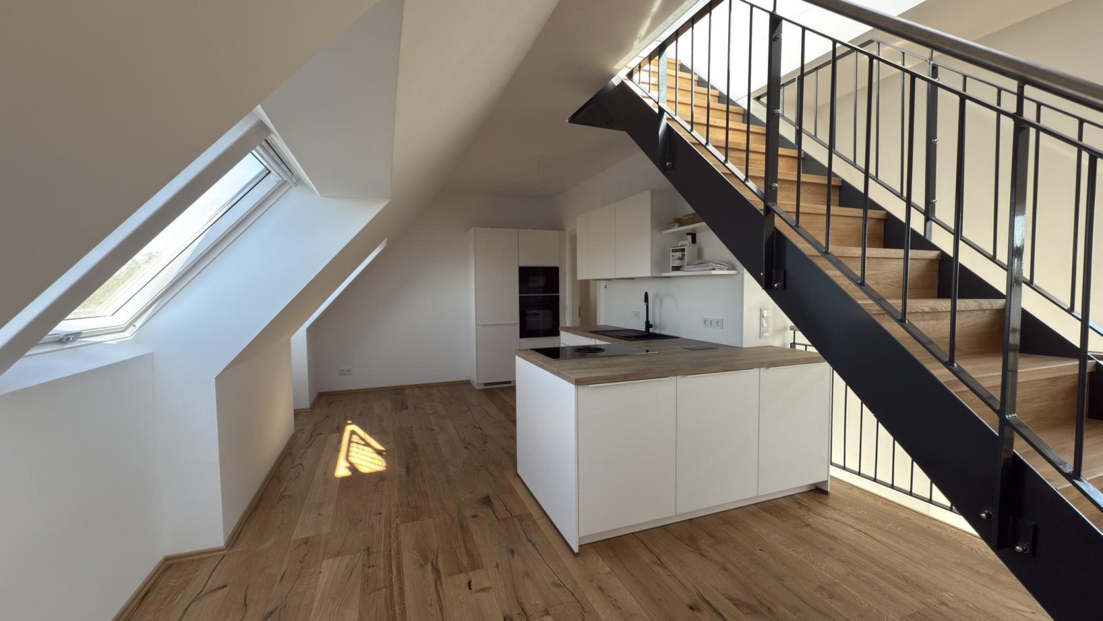 Dachgeschoss-Maisonette mit Dachterrasse und Fernblick ** Einbauküche ** 2 Bäder ** Lift ** Parkett