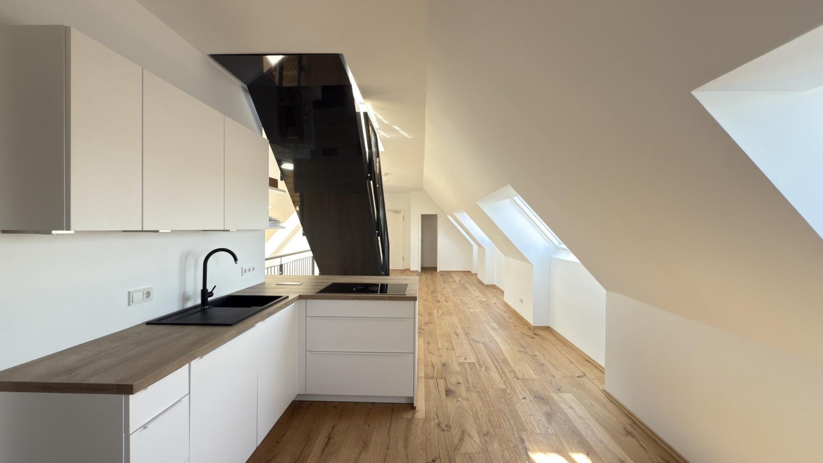 Dachgeschoss-Maisonette mit Dachterrasse und Fernblick ** Einbauküche ** 2 Bäder ** Lift ** Parkett