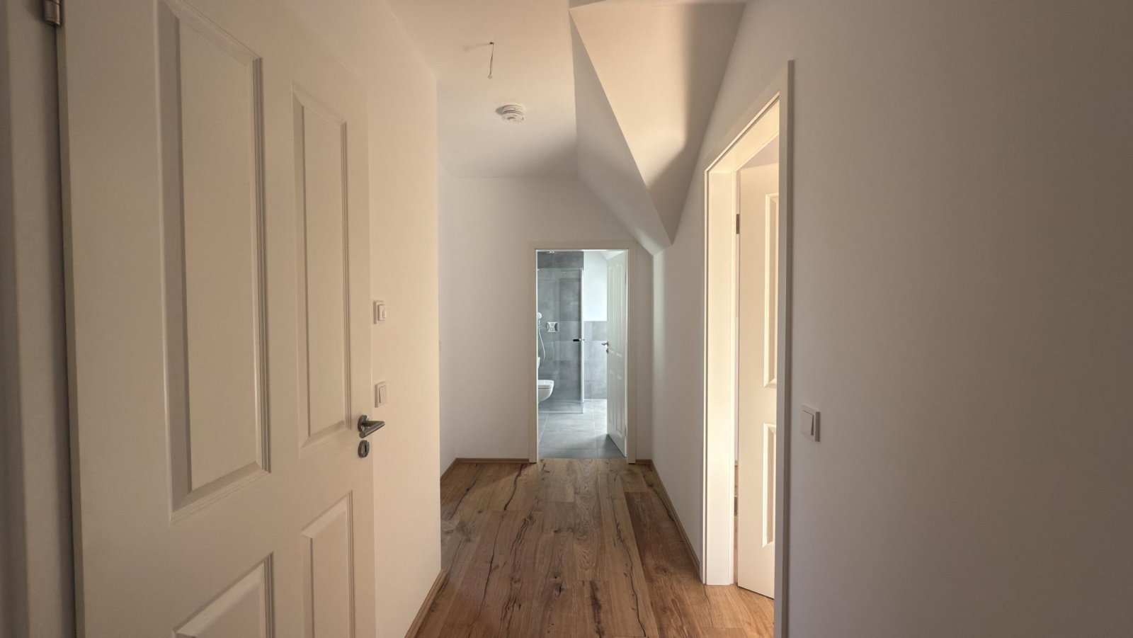 Dachgeschoss-Maisonette mit Dachterrasse und Fernblick ** Einbauküche ** 2 Bäder ** Lift ** Parkett