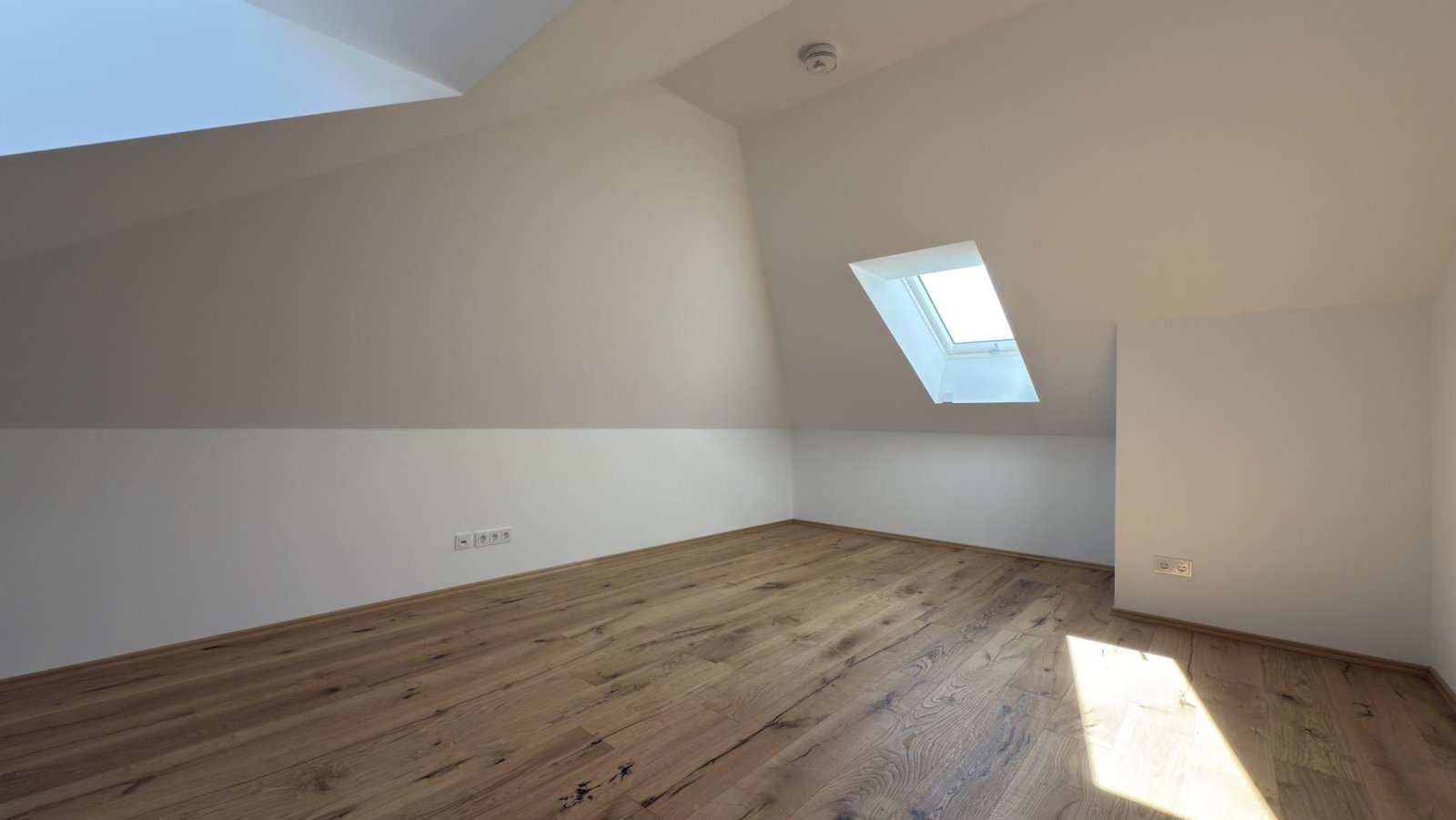 Dachgeschoss-Maisonette mit Dachterrasse und Fernblick ** Einbauküche ** 2 Bäder ** Lift ** Parkett