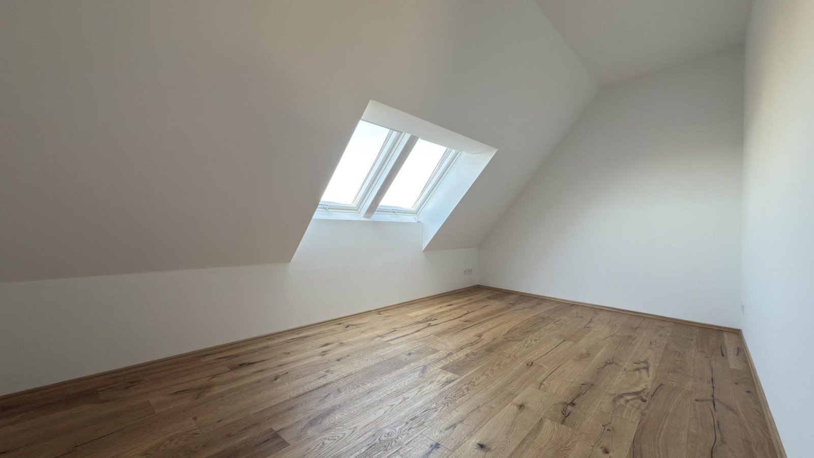 Dachgeschoss-Maisonette mit Dachterrasse und Fernblick ** Einbauküche ** 2 Bäder ** Lift ** Parkett