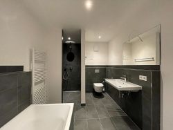 Bad mit Wanne und Dusche