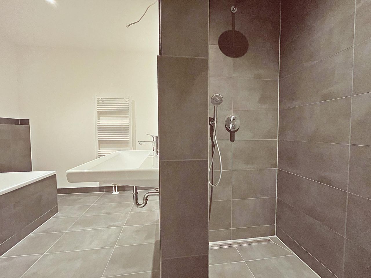 Masterbad mit Wanne und Dusche