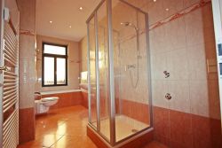 Bad mit Wanne + Dusche