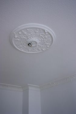 Wohnzimmer mit Stuck (Referenzwohnung im Haus)