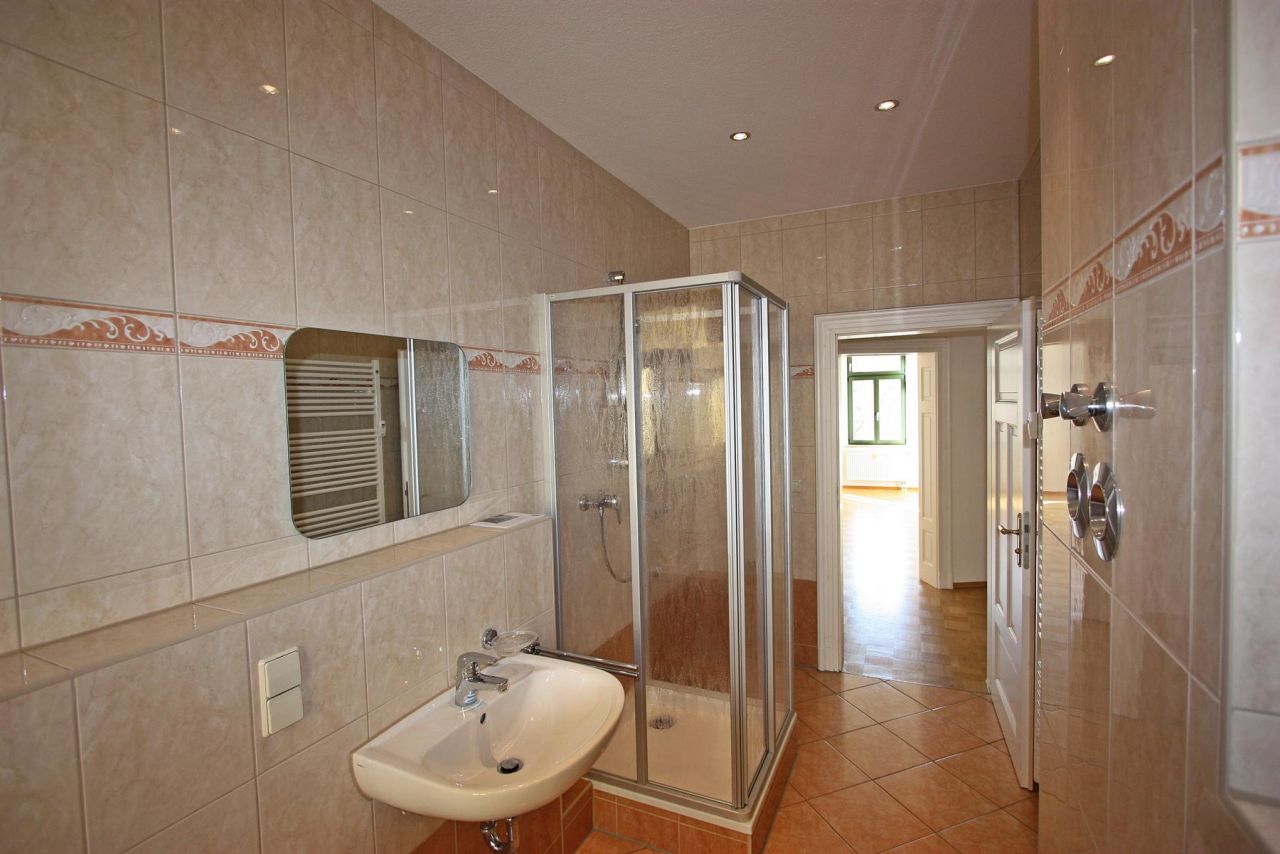 Bad mit Wanne + Dusche