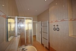 Bad mit Wanne + Dusche