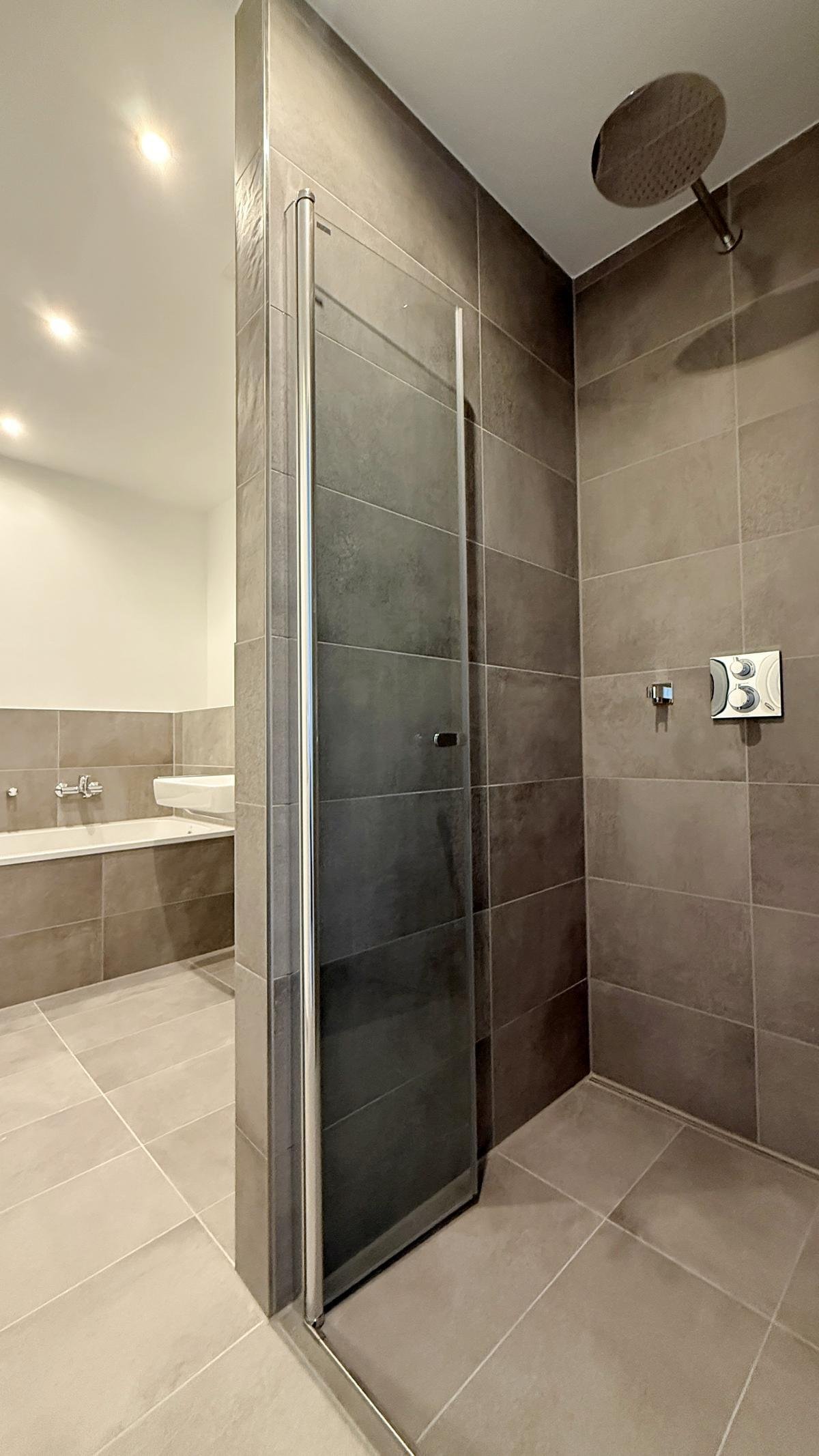 Masterbad mit Wanne + Dusche