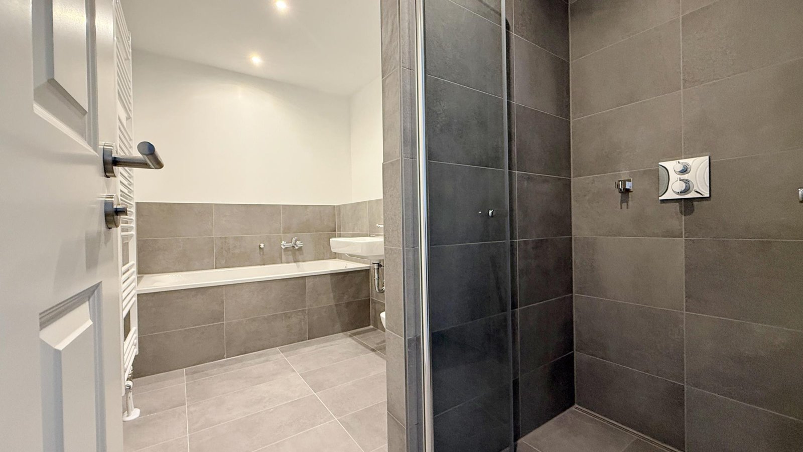 Masterbad mit Wanne + Dusche