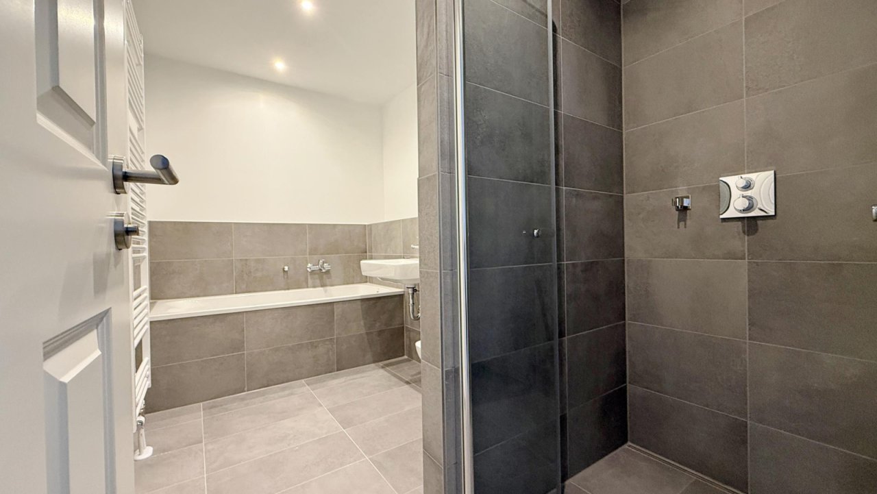 Masterbad mit Wanne + Dusche Masterbad mit Wanne + Dusche
