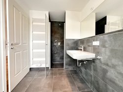 Bad mit Dusche Bad mit Dusche
