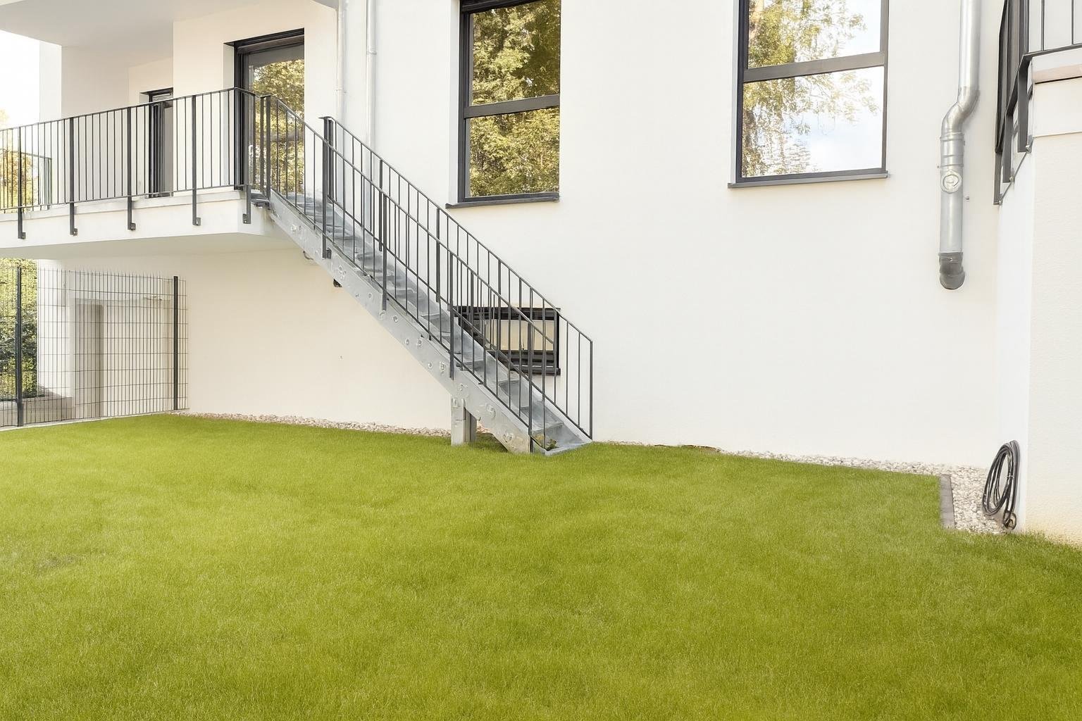 Terrasse mit Gartenanteil Terrasse mit Gartenanteil