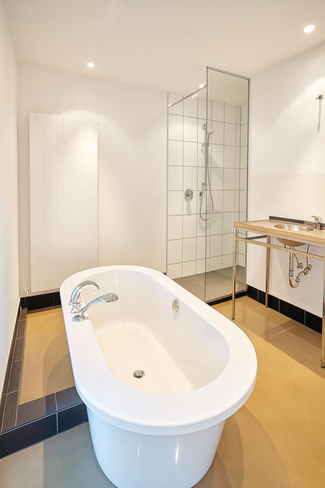 Bad mit Wanne + Dusche Bad mit Wanne + Dusche