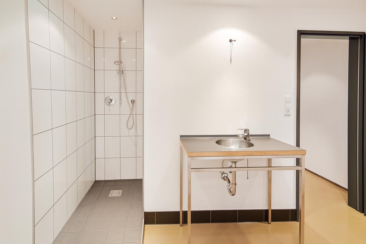 Bad mit Wanne + Dusche Bad mit Wanne + Dusche