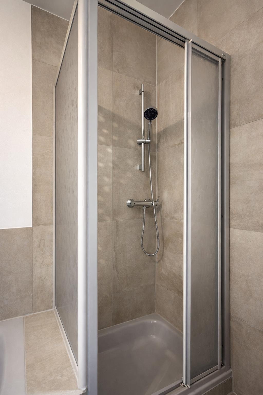 Bad mit Wanne + Dusche