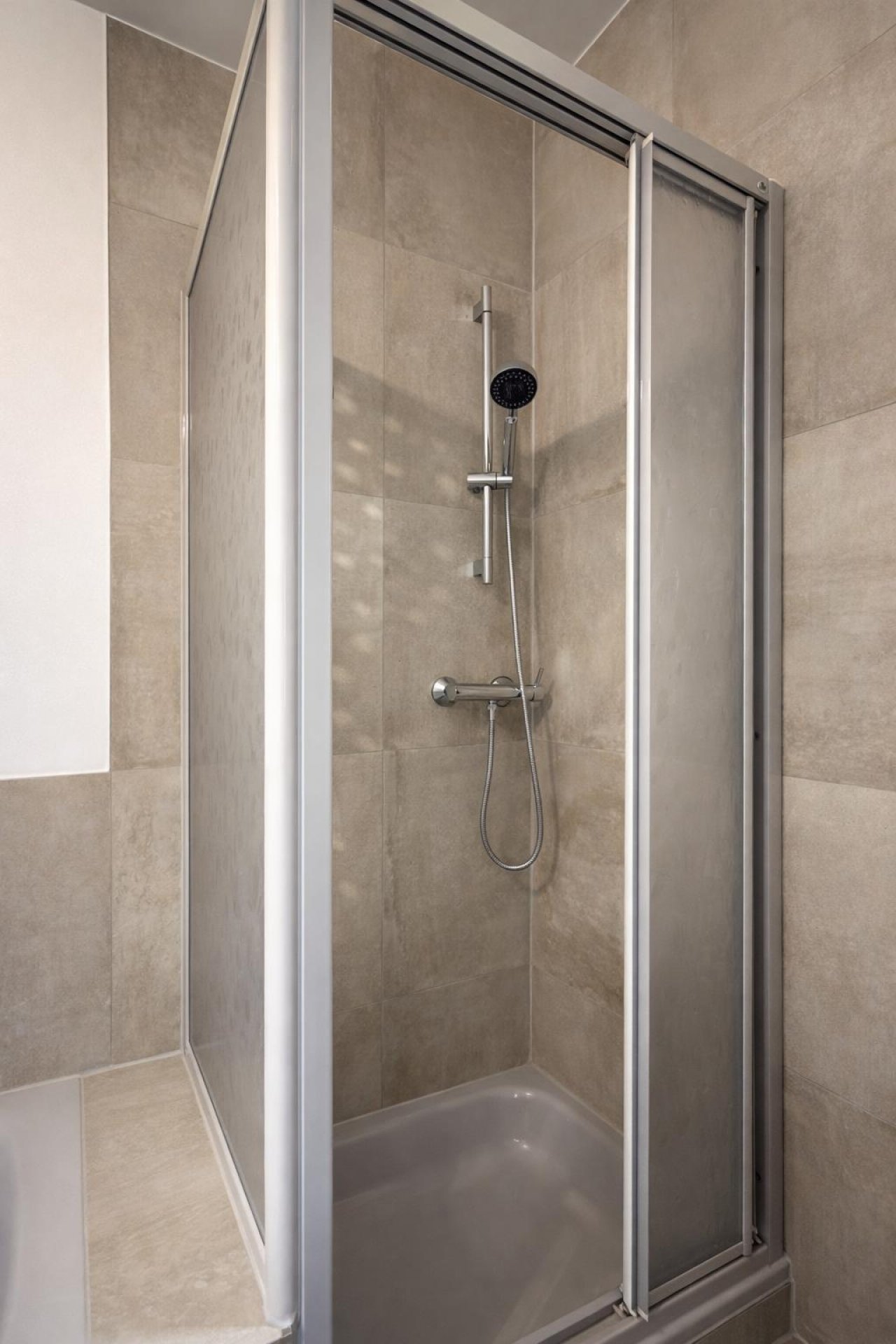 Bad mit Wanne + Dusche