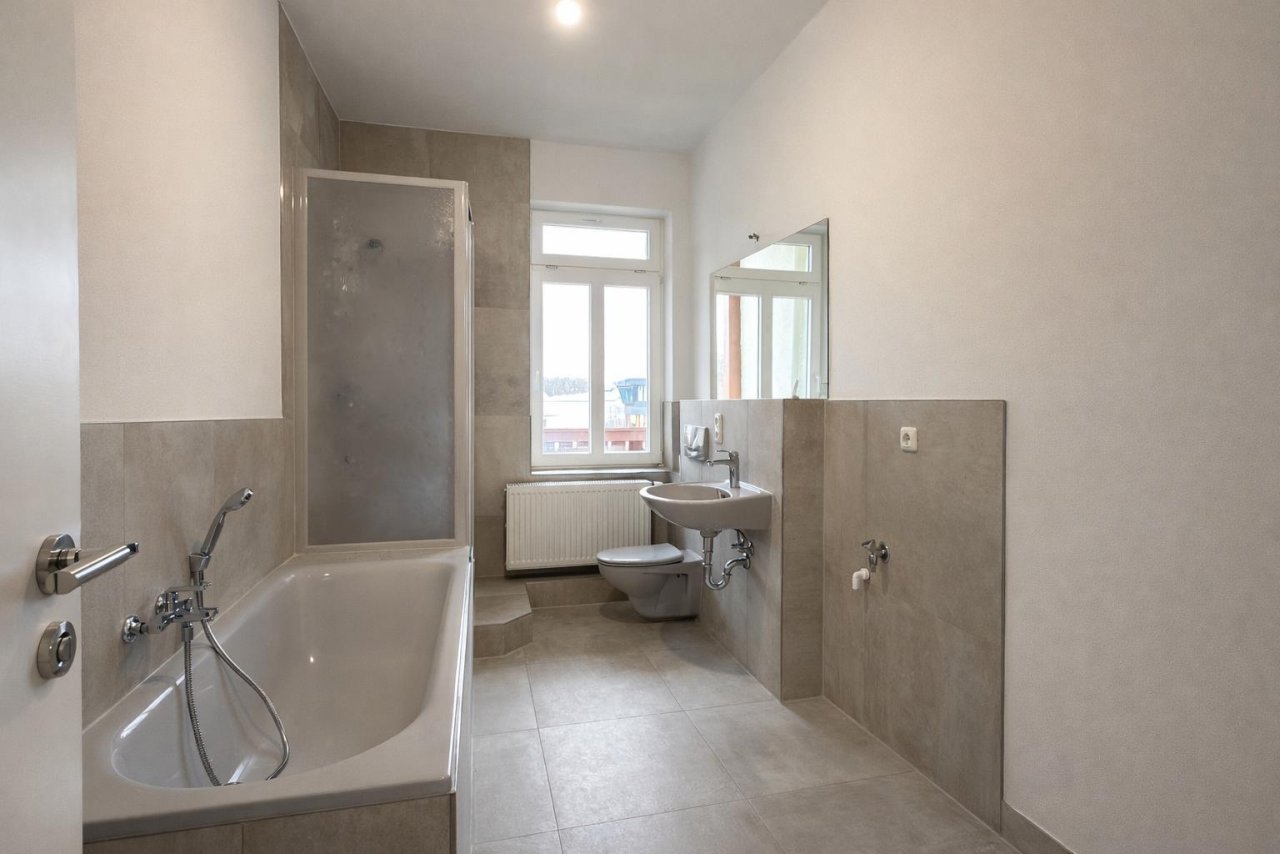 Bad mit Wanne + Dusche