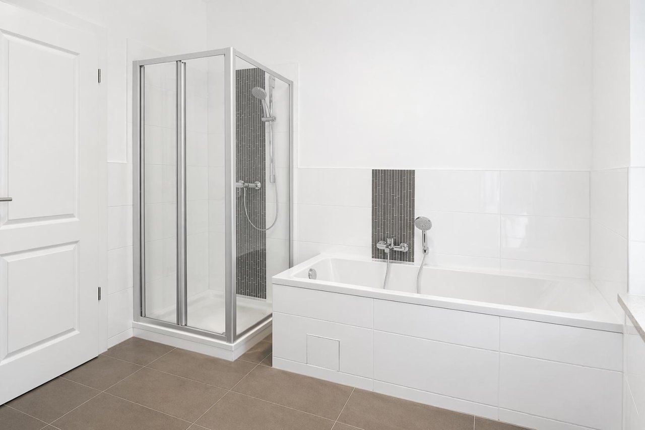 Tageslichtbad mit Wanne + Dusche