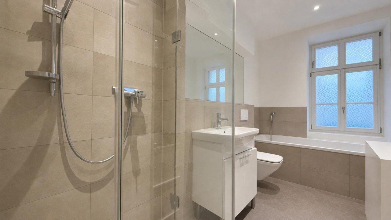 Bad mit Dusche + Wanne Bad mit Dusche + Wanne