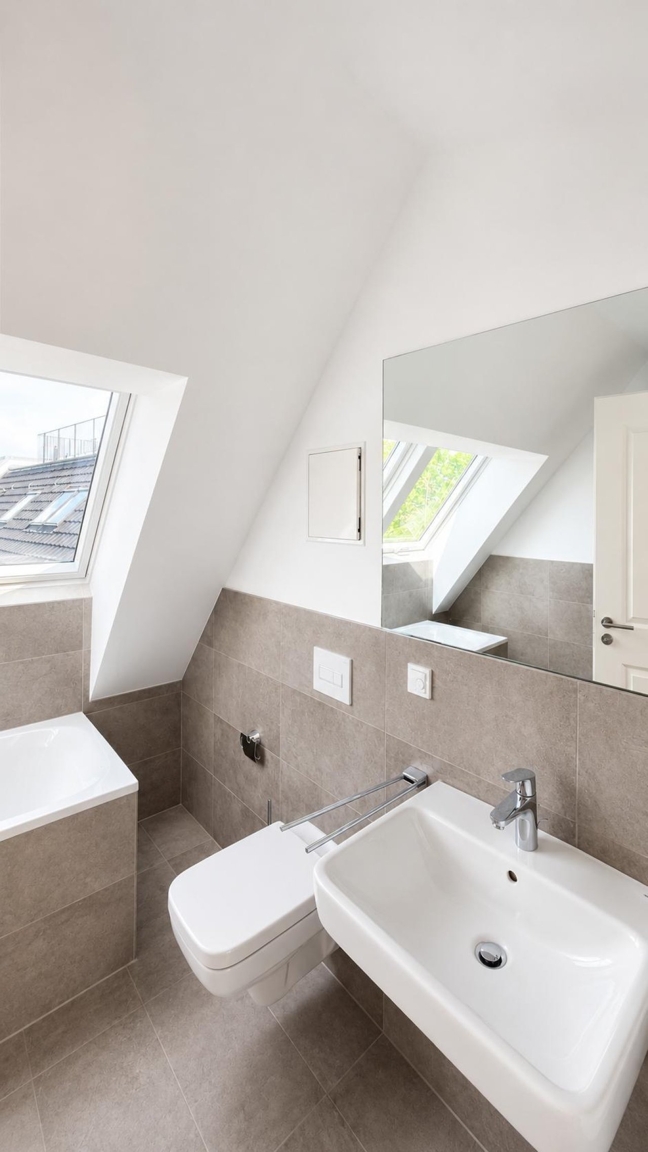 Bad mit Wanne + Dusche Bad mit Wanne + Dusche
