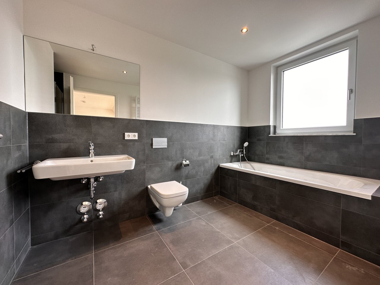 Masterbad mit Dusche + Wanne Masterbad mit Dusche + Wanne