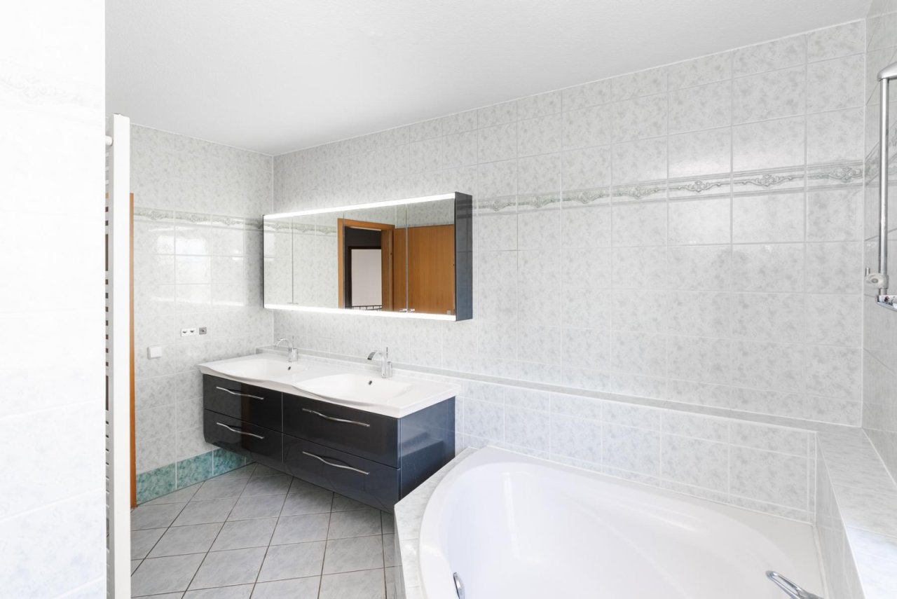 Bad mit Wanne + separate Dusche Bad mit Wanne + separate Dusche