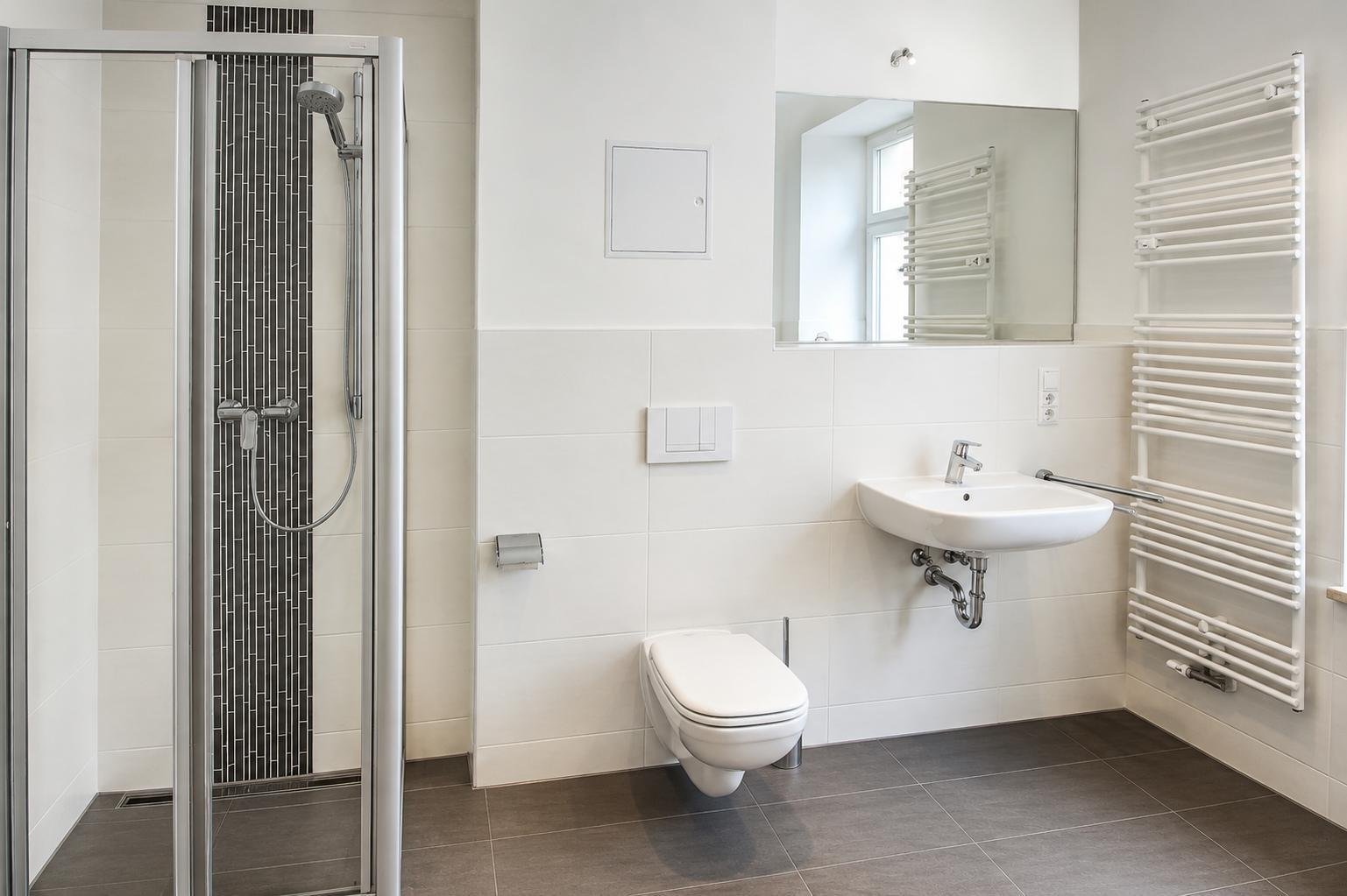 Bad mit Dusche + Wanne