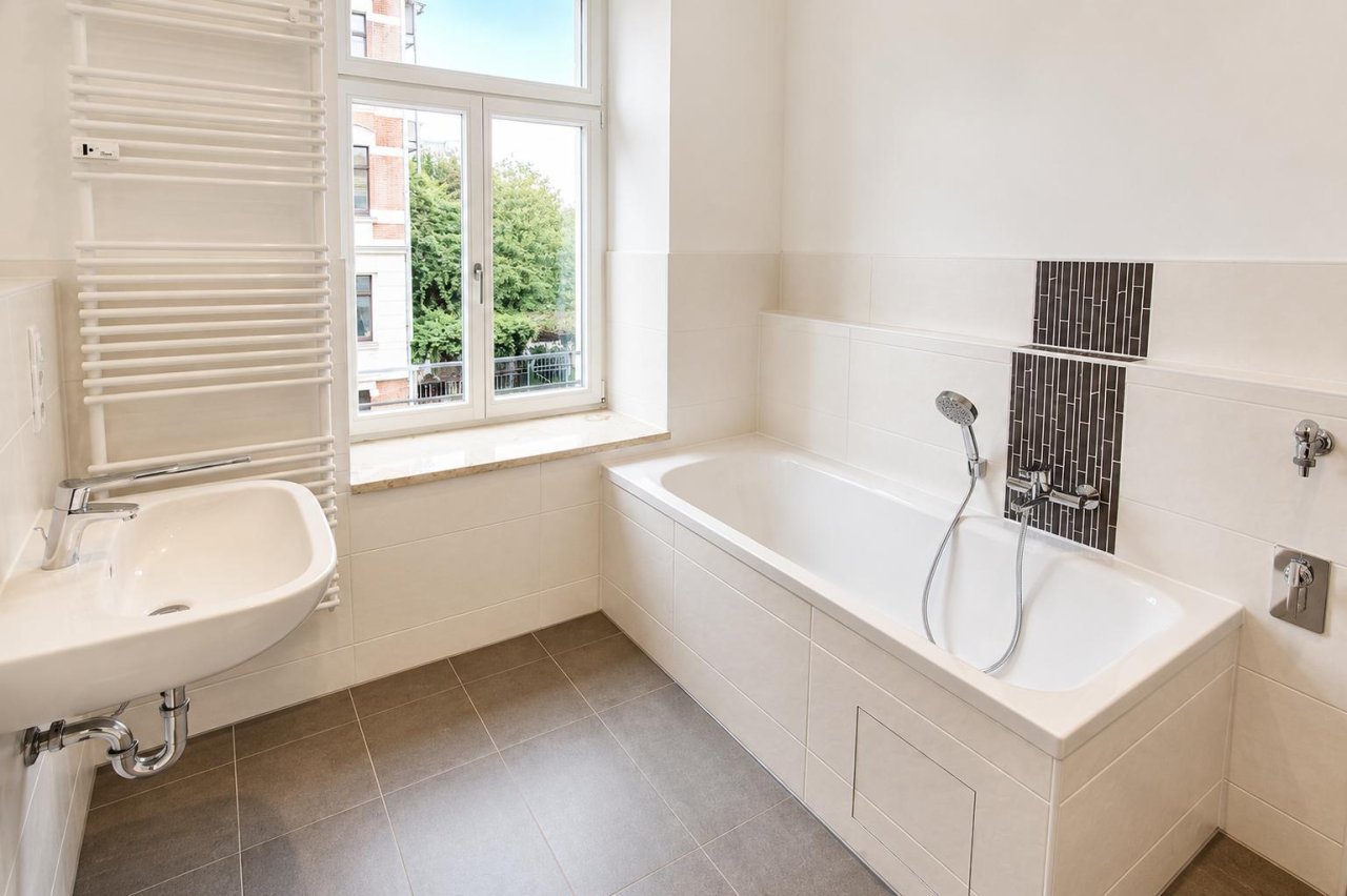 Bad mit Dusche + Wanne