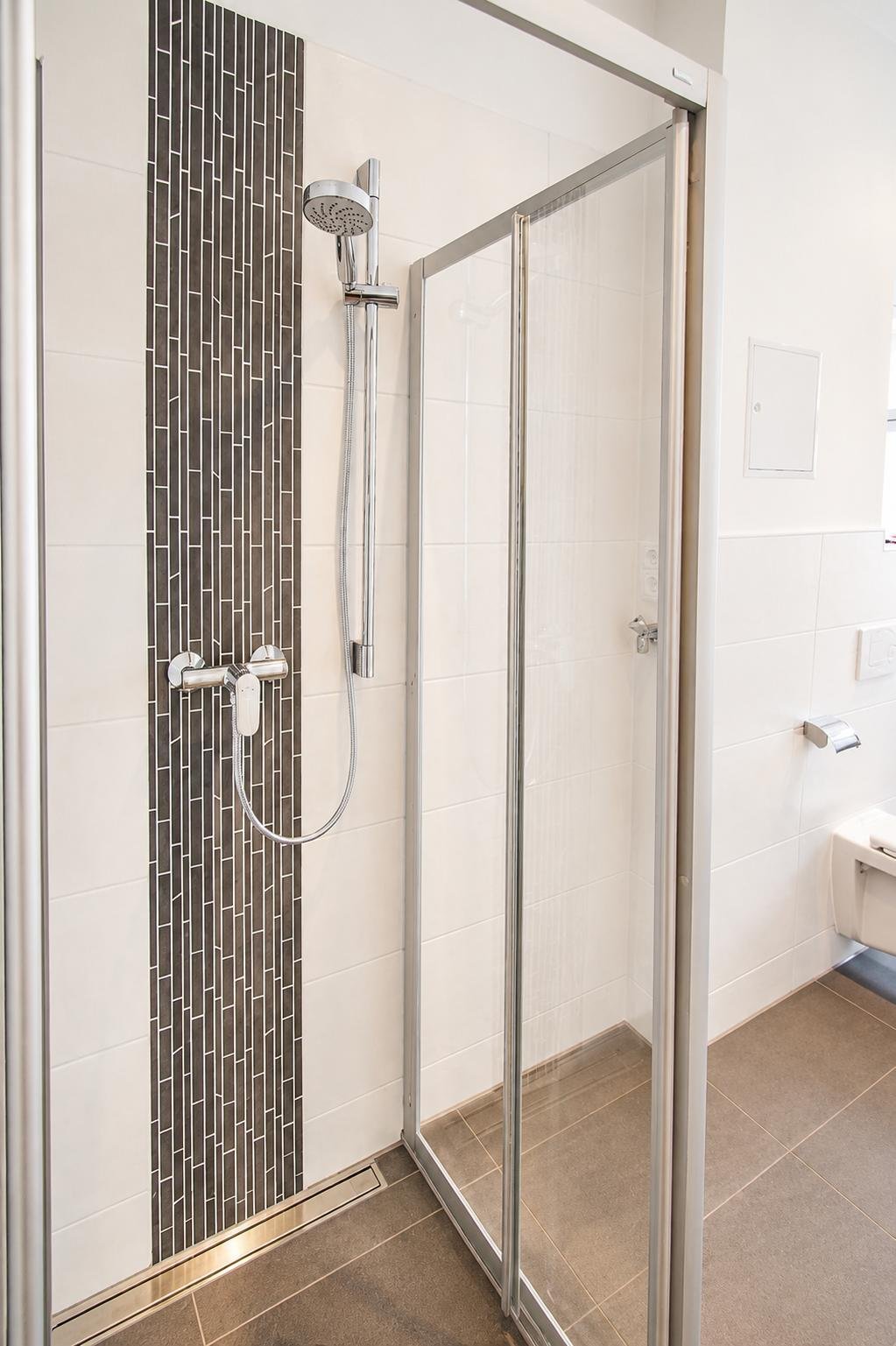 Bad mit Dusche + Wanne