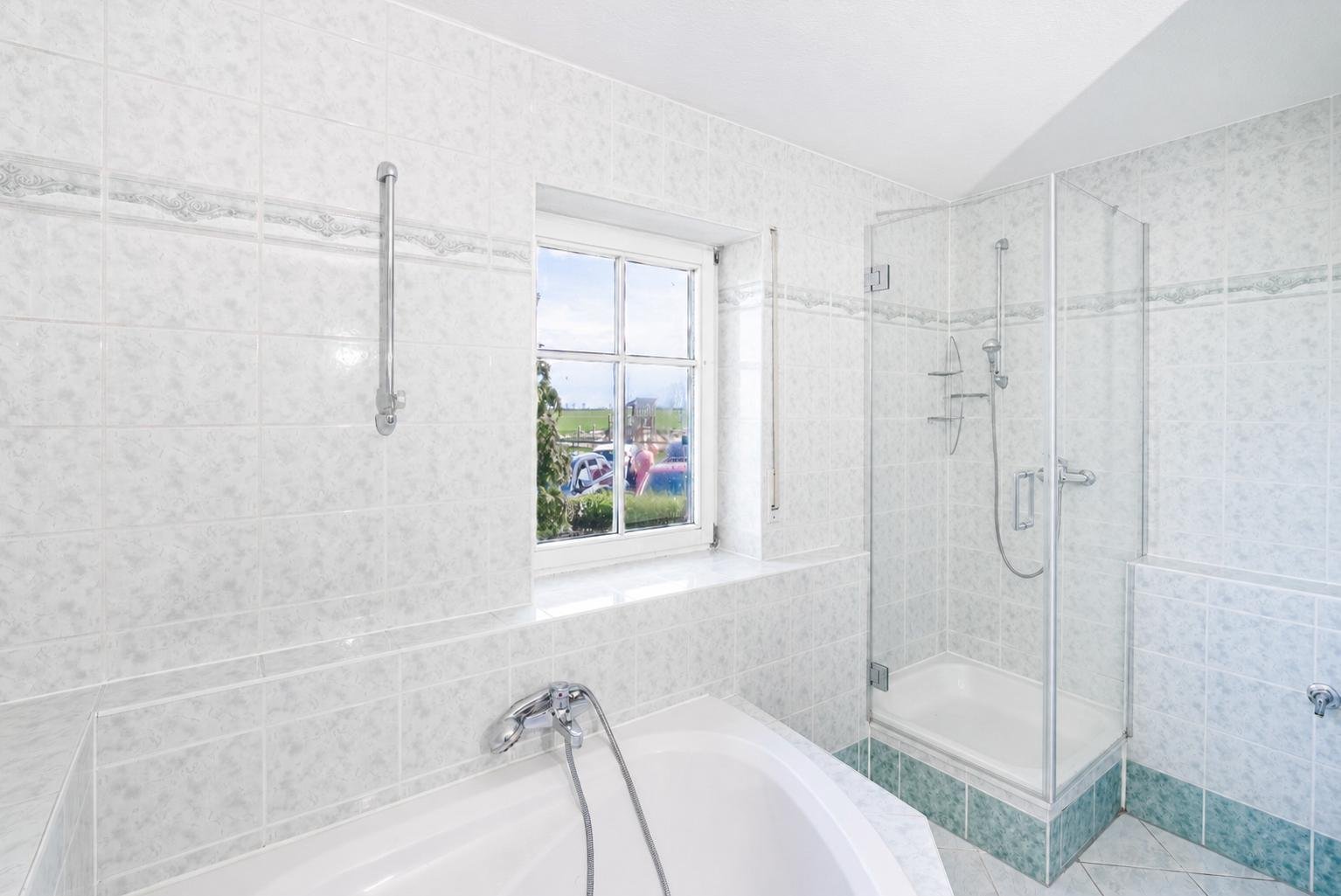 Bad mit Wanne + separate Dusche Bad mit Wanne + separate Dusche