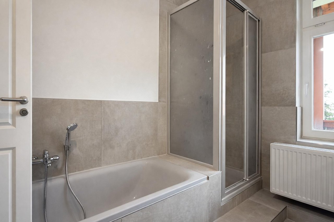 Bad mit Wanne + Dusche