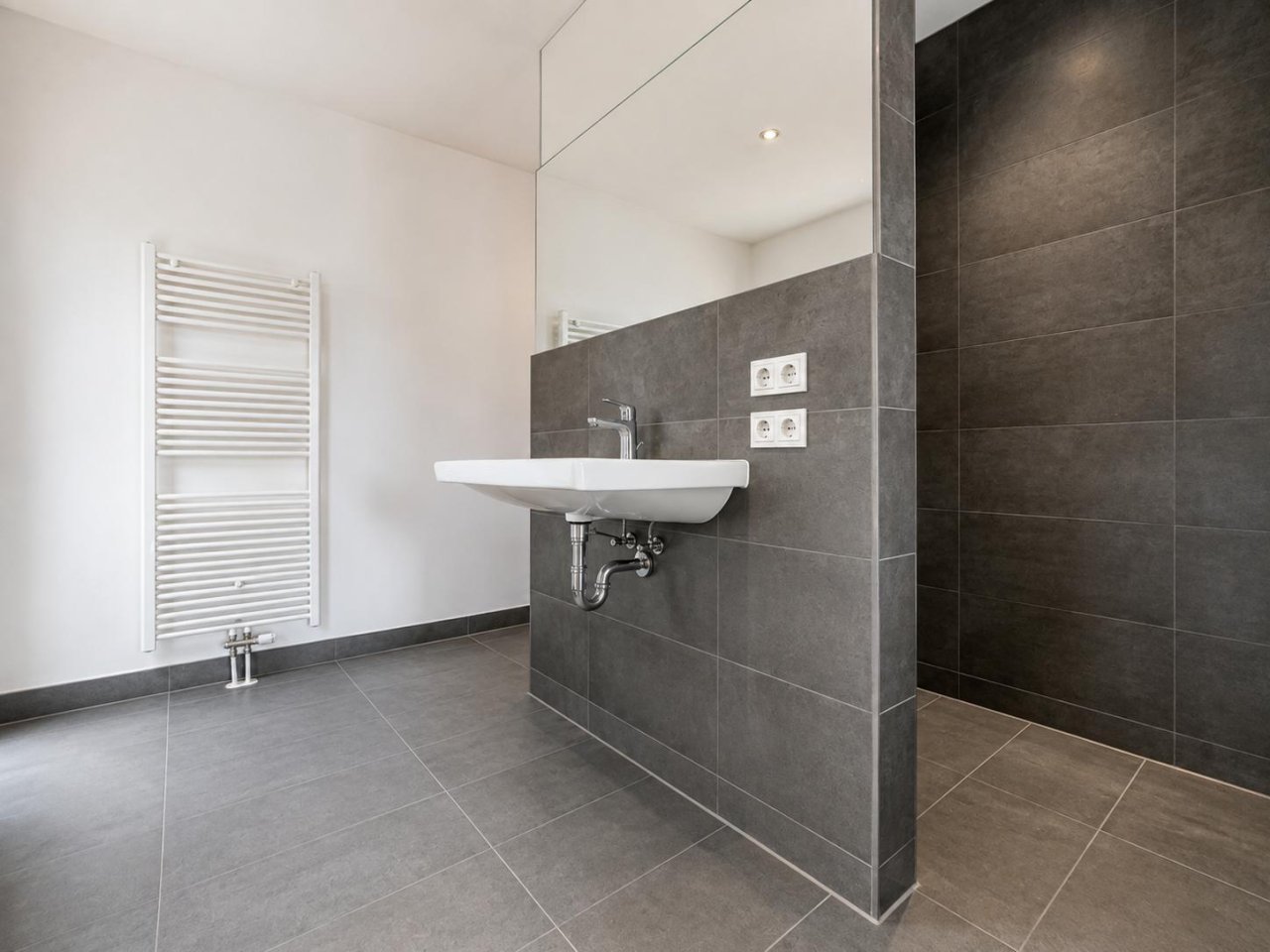 Masterbad mit Wanne und Dusche Masterbad mit Wanne und Dusche